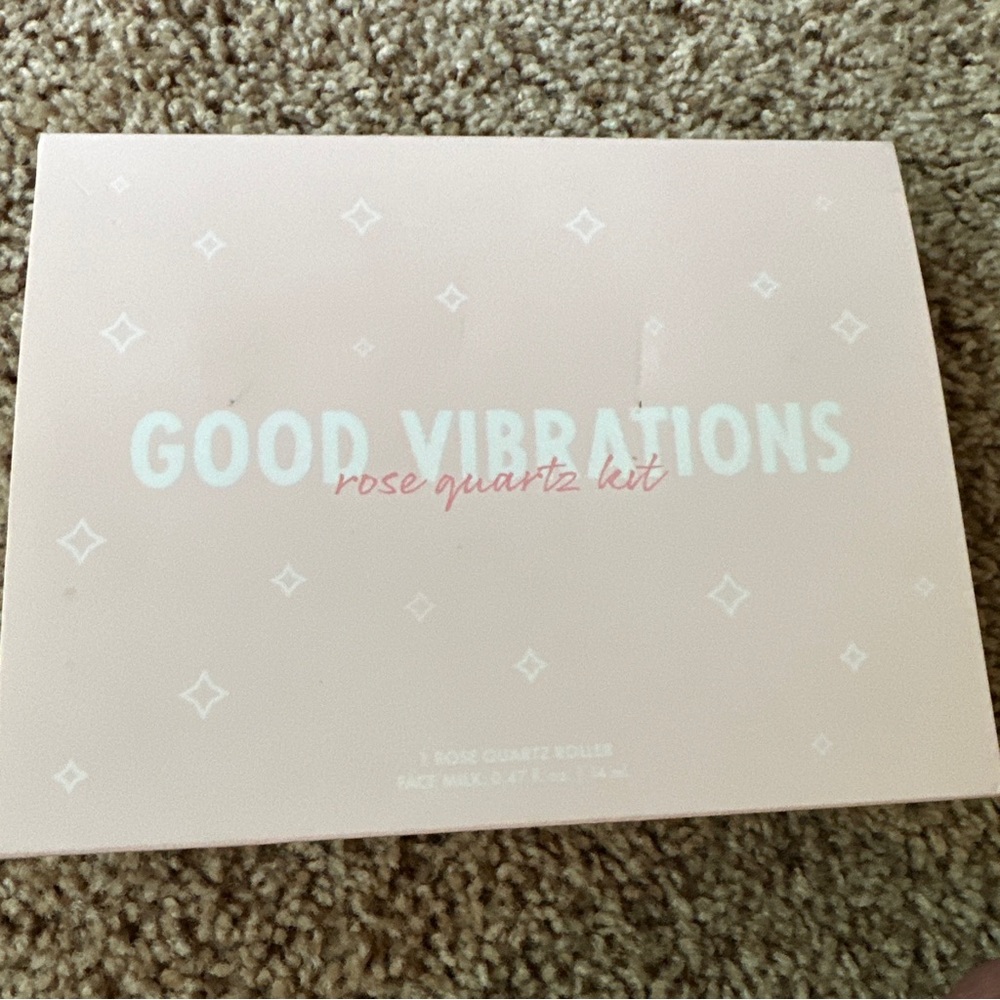 Fourth Ray Beauty’s ‘Rose Quartz’ roller brand new!!